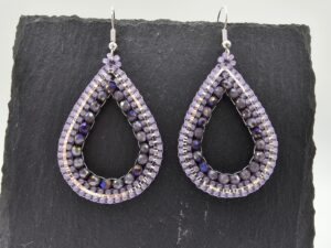 „Ohrringe in Tropfenform – Violett & Silberglanz“